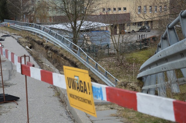 Po moście zdemolowanym przez żywioł kierowcy poruszają się obecnie tylko jednym pasem ruchu. Konstrukcja zostanie wreszcie naprawiona?