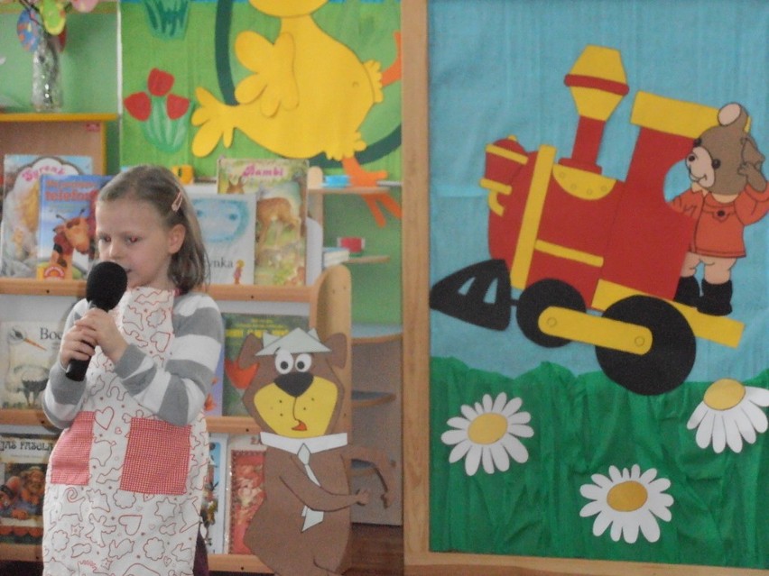 Recytująca Maja i śpiewający telegram w Przedszkolu Słoneczne