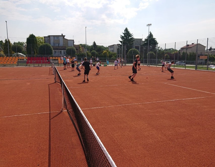 Bezpłatne zajęcia z tenisa trwają na kortach w Busku-Zdroju.