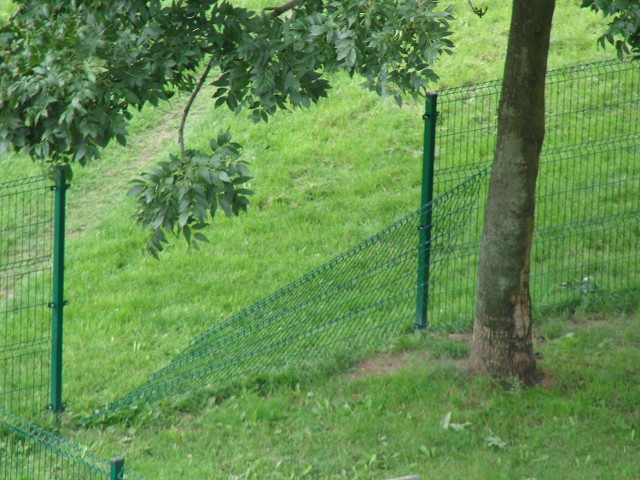 Na osiedlu Rogatka Aleksandrowska / Szczecińska wykonano ogrodzenie placu zabaw a już wandale zniszczyli część ogrodzenia .