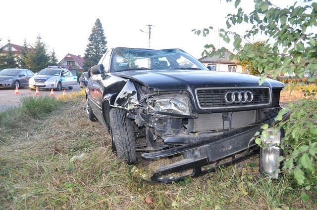 W czwartek w Starościnie dachowało audi. Kierowca nie żyje.