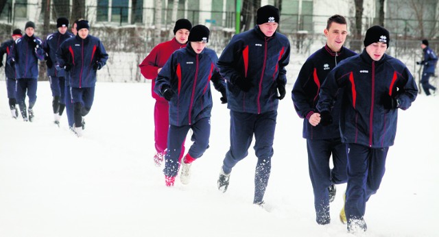 My się zimy nie boimy i trenujemy nawet wtedy, gdy wszyscy odpoczywają - gliwiccy piłkarze na boisku przy ulicy Sokoła