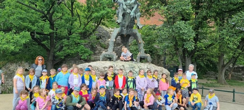 Uczniowie podziwiali rzeźbę Smoka Wawelskiego, który...