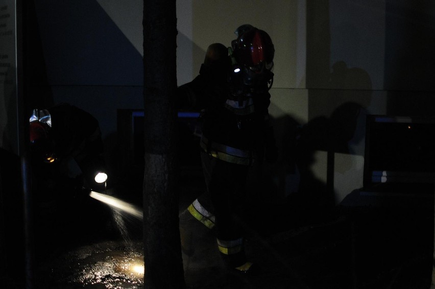 Śrem: pożar przy szpitalu. Strażacy gasili ogień pod schodami prowadzącymi do budynku