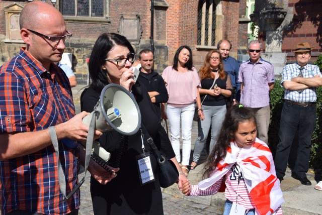 Katarzyna Nowak z córka w czasie protestu pod sądem w Nysie