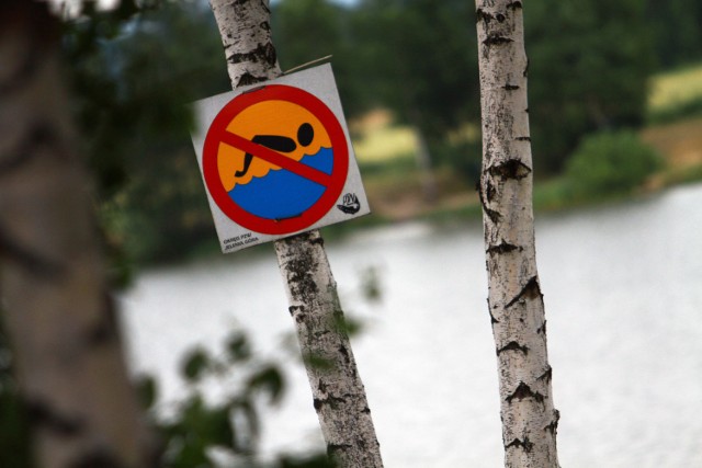 Zdjęcie ilustracyjne: Najwięcej utonięć zawsze notuje się w kąpieliskach niestrzeżonych, gdzie obowiązuje zakaz pływania