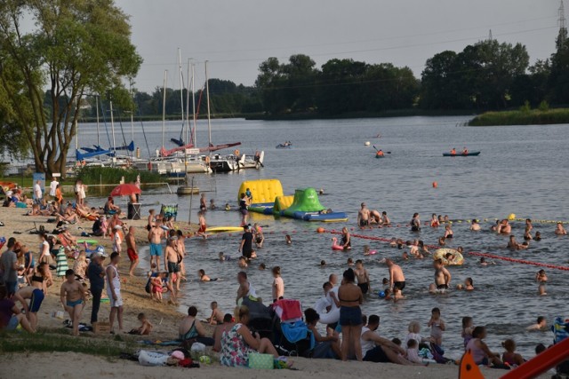 Lato w Śremie: plaża nad jeziorem Grzymisławskim cieszy się ogromną popularnością podczas upałów