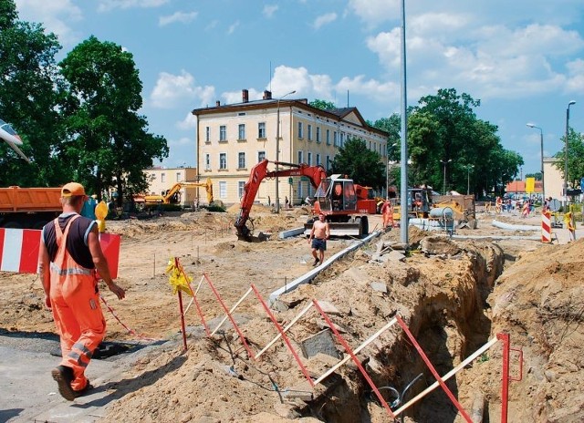 Budowa ronda, przebudowana ul. Dworcowej i placu przed dworcem idą zgodnie z planem