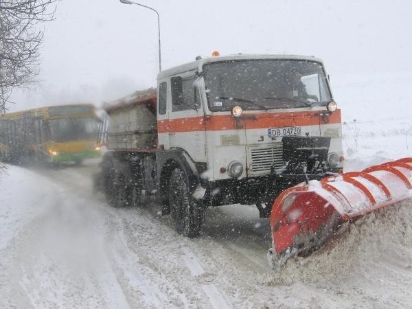 Redakcja warmiaimazury.naszemiasto.pl apeluje do kierowców o zachowanie zdrowego rozsądku podczas jazdy. Mimo iż w kalendarzu mamy już wiosnę, to na drogach wciąż sroga zima.