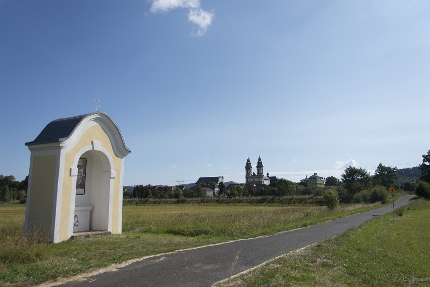 Ktoś zniszczył zabytkowe kapliczki na terenie Wielkiej Kalwarii Krzeszowskiej. Policja szuka sprawców