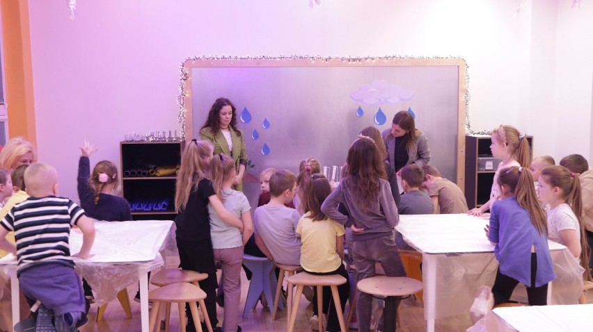 Warsztaty wodne dla najmłodszych w Strefie Odkrywania Wyobraźni i Aktywności w Staszowie. Zobacz zdjęcia i film