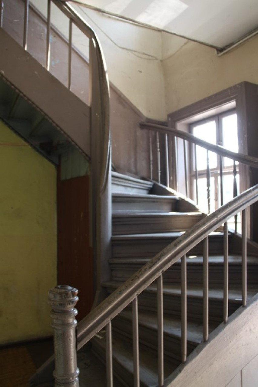 Zachowały się oryginalne schody na I-sze piętro.
