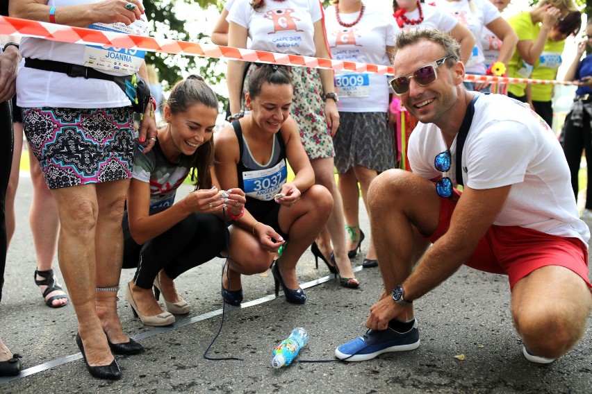 Kraków. Bieg Tesco Dzieciom 2018. Panie pobiegły w szpilkach