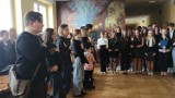 "Sikorski" we Włoszczowie powitał uczniów z Ukrainy. Zamiast kwiatów na Dzień Kobiet była zbiórka pieniędzy dla uchodźców (ZDJĘCIA, WIDEO)