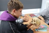 W ZSI w Słupsku na lekcjach biologii korzysta się z... ludzkich kości [ZDJĘCIA]