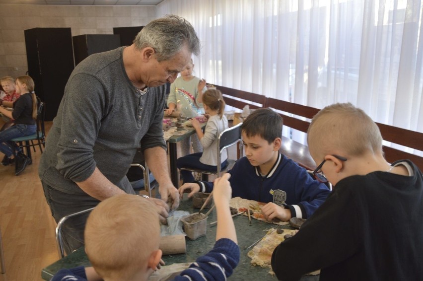 Podczas środowych zajęć feryjnych dzieci uczyły się kroić sałatkę oraz lepić ozdoby z gliny