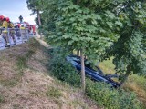 Osobówka wypadła z DK 28 w Grybowie i zatrzymała się na drzewach