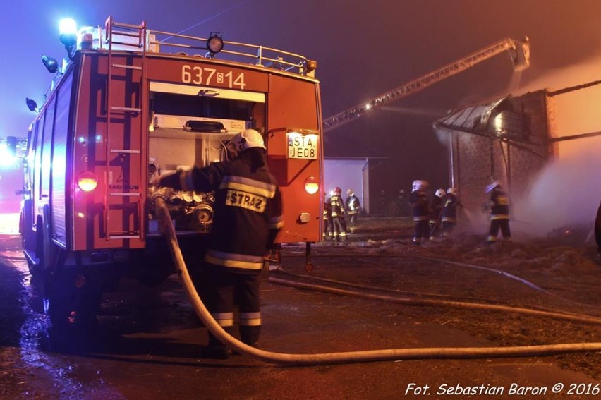 Pożar w Zbrosławicach w ośrodku jeździeckim [ZDJĘCIA]: Spłonęło 300 ton słomy