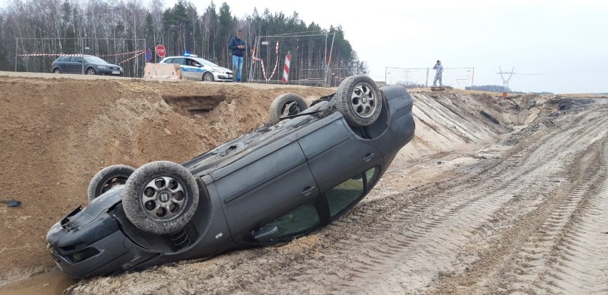 Wypadek na DK 1 w okolicach Radomska. Ciężarówka wymusiła pierwszeństwo, seat dachował