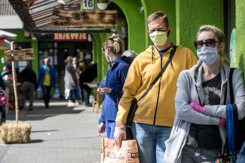 Kraków. Ogromne przedświąteczne kolejki do sklepów, przed pocztami, duży ruch na placach targowych [ZDJĘCIA]