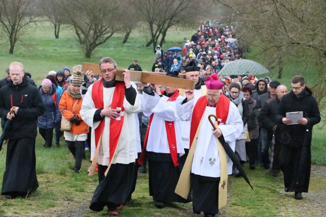 W procesji Drogi Krzyżowej na Kalwarii Rokitniańskiej wzięło udział ponad trzy tysiące wiernych z całego regionu.