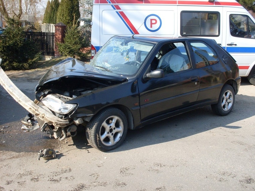 Wypadek na Skrótowej. Kierowca Peugota uderzył w ogrodzenie