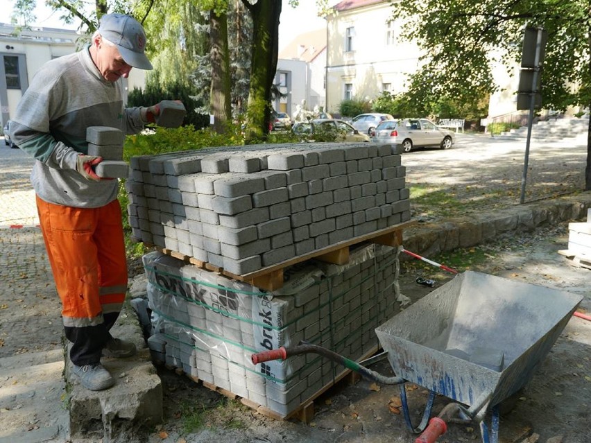 Pracownicy SKM odtwarzają chodnik w Parku Miejskim