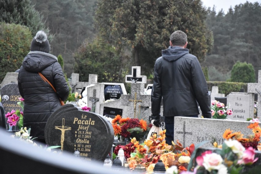 Zaduszki 2019. Ruch na wągrowieckich cmentarzach wciąż duży [ZDJĘCIA] 