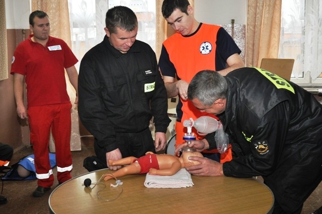 Strażacy z powiatu lubartowskiego musieli odświeżyć swoje certyfikaty z udzielania pierwszej pomocy medycznej.