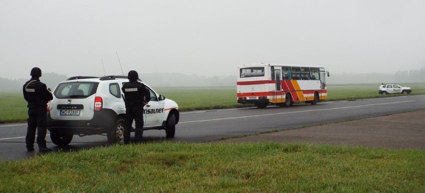 Samolot zmuszony do lądowania na lotnisku 22 BLT [ZDJĘCIA]. Ćwiczenia z udziałem różnych służb