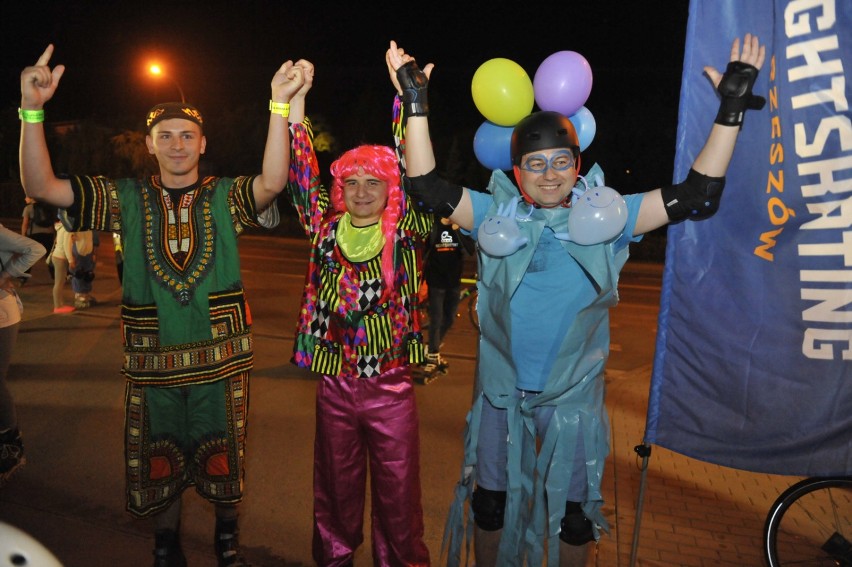 Kolorowy nightskating. Fani rolek przejechali przez Rzeszów [FOTO]