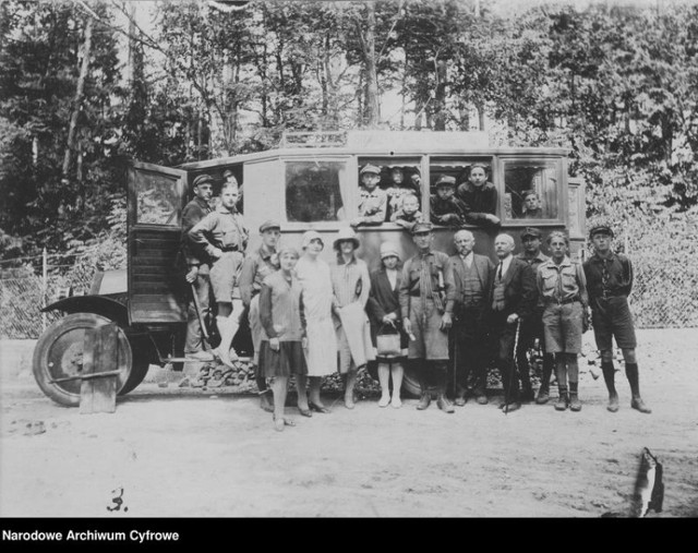 Wycieczka drużyny harcerskiej im. Tadeusza Kościuszki przy Seminarium Państwowym w Ostrzeszowie do Gołuchowa, 1928 r.