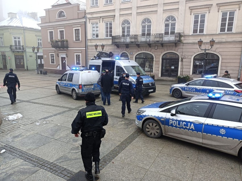 Rynek w Piotrkowie i biuro PiS wymazane sztuczną krwią:...