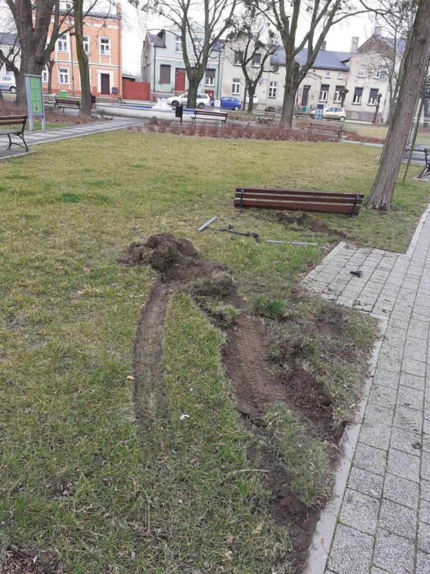 Czerniejewo: wjechał na trawnik i zniszczył ławkę. Sprawca poszukiwany