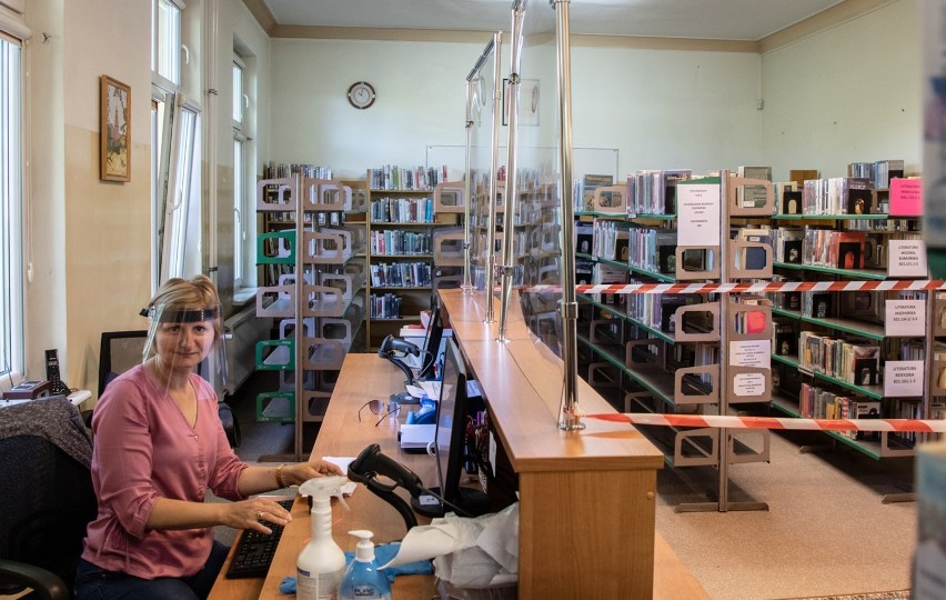 Książnica Stargardzka w nowym miejscu. Pierwsi czytelnicy już byli. W maseczkach 