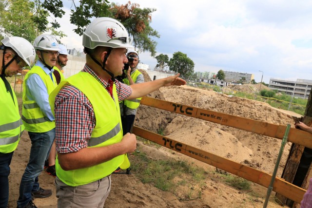 Trwa rozbudowa szpitala wojewódzkiego na Bielanach w Toruniu. Prace trwają już 200 dni. Co udało się przez ten czas wybudować? Zobaczcie sami!

Polecamy: Weekend w Toruniu. Impreza w Bajka Disco Club za nami [ZDJĘCIA]

Zaawansowanie prac wynosi obecnie 14 procent. Elementy konstrukcyjne zachodniej części nowego gmachu głównego sięgają już stropu nad ostatnią kondygnacją, a w zmontowanym w technologii prefabrykowanej budynku parkingowym trwa wylewanie posadzek. 

Zobacz także: Próba spektaklu "Romeo i Julia" 3D [ZDJĘCIA, WIDEO]
-&nbsp;Dwieście dni intensywnych prac przy dobrej pogodzie spowodowało, że wyprzedziliśmy harmonogram inwestycji. Widać już nie tylko zarys, ale również ściany budynków, a część z nich przykryta jest także dachem. Trwają też prace instalacyjne. To dobrze wykorzystany czas przez firmę Budimex, która jest wykonawcą inwestycji. Dziękuję mieszkańcom i pacjentom za przychylność dla tej budowy i wyrozumiałość. Zdajemy sobie sprawę, że prowadzone na niej prace są uciążliwe. Mamy nadzieje, że jak najszybciej uporamy się z tymi najbardziej hałaśliwymi – mówi marszałek Piotr Całbecki.

Rozbudowa Wojewódzkiego Szpitala Zespolonego w Toruniu. Remont tra już 7 miesięcy [ZDJĘCIA]