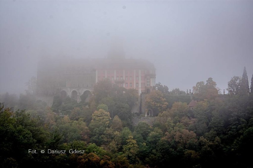 Jesień w Książu. Cudowne miejsce pomimo mgły i deszczu 