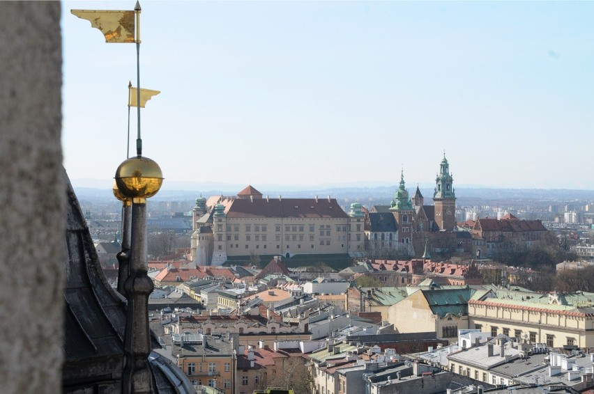 Wieża Mariacka ma 80 m wysokości, by spojrzeć na Kraków z...