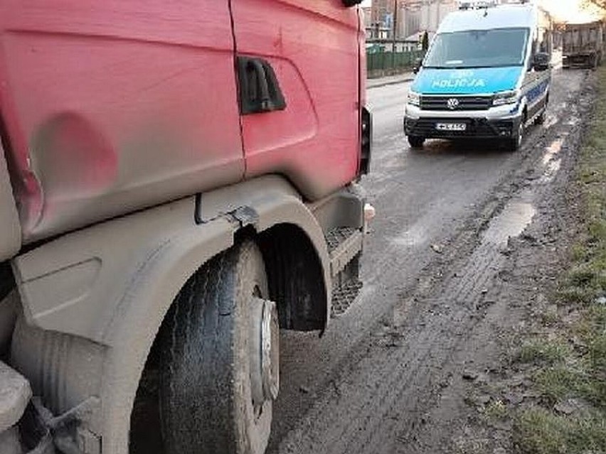 Policjanci przecierali oczy ze zdumienia widząc te opony! Jazda na nich to skrajna nieodpowiedzialność. W innym pojeździe odpadło koło!