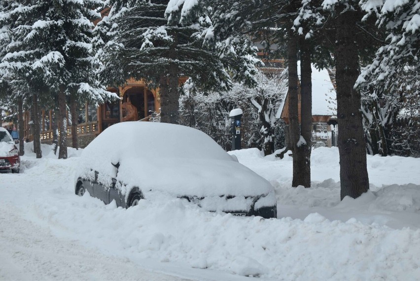 Zakopane zasypane śniegiem. W ruch poszły łopaty do śniegu i...