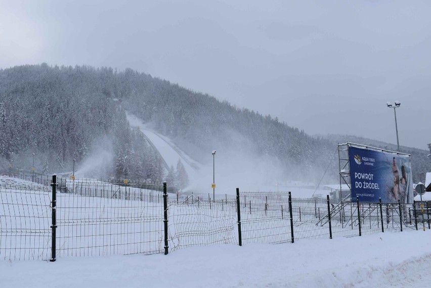 Zakopane zasypane śniegiem. W ruch poszły łopaty do śniegu i...