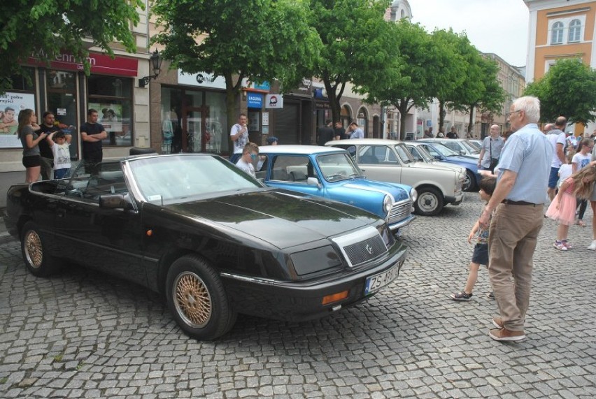 Zlot zabytkowych samochodów na Rynku w Lesznie [ZDJĘCIA]