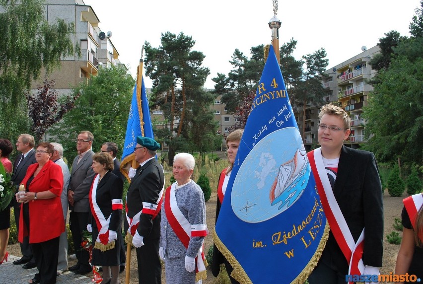 Pomnik Matki Sybiraczki w Lesznie znajduje się przy kościele...