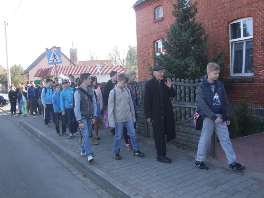 Uczniowie z Budzynia uczcili pamięć ofiar Gór Morzewskich. Zorganizowali marsz! [ZDJĘCIA]