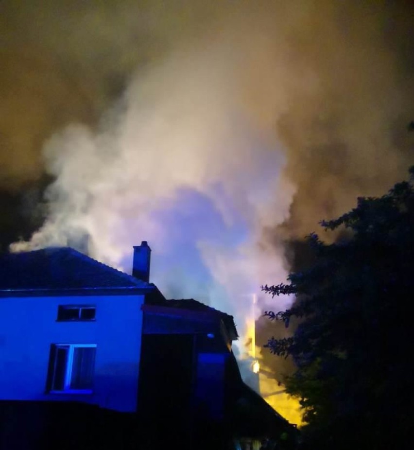 Nocna akcja w Bielanach. Strażakom udało się uratować dwa domy [ZDJĘCIA]
