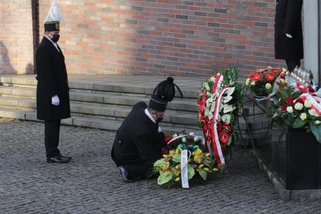 Co roku 16 grudnia czcimy pamięć górników, którzy ponieśli śmierć podczas pacyfikacji kopalni Wujek.

Zobacz kolejne zdjęcia. Przesuwaj zdjęcia w prawo - naciśnij strzałkę lub przycisk NASTĘPNE