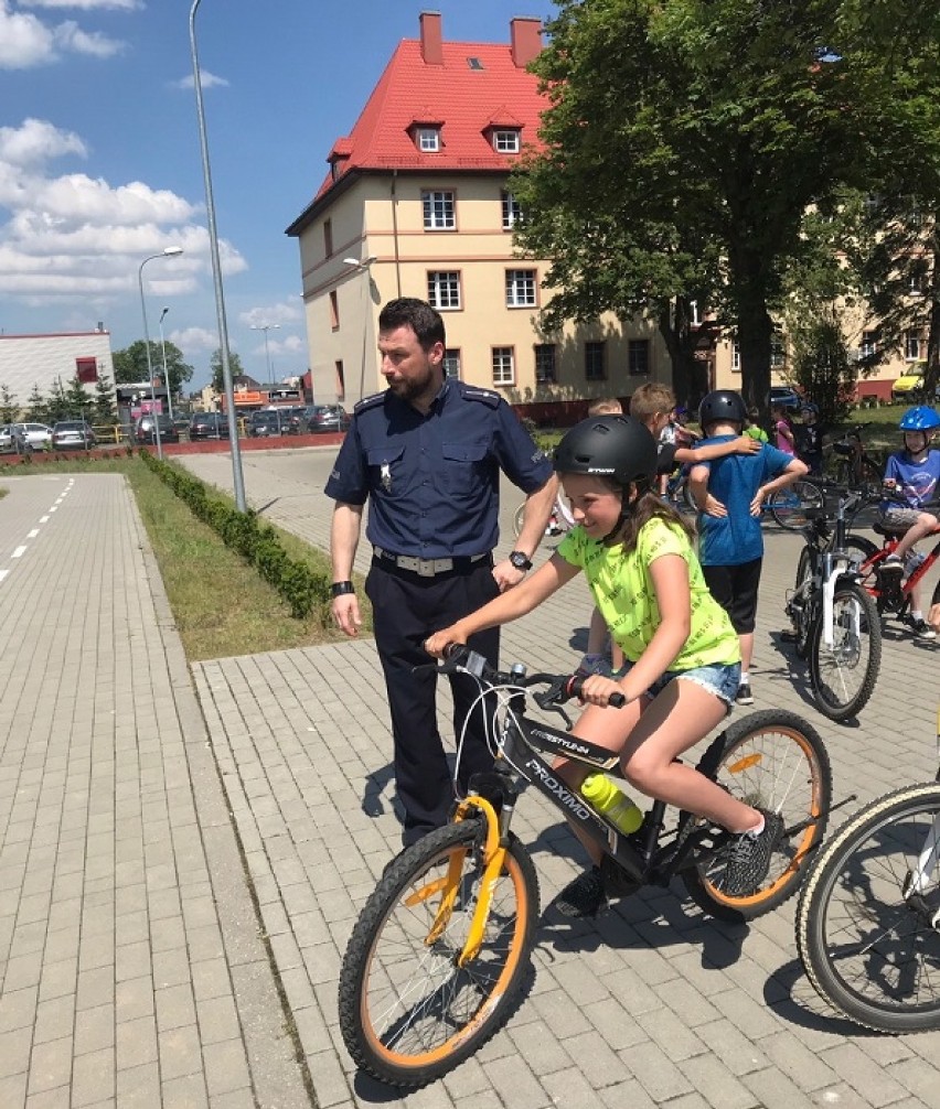 Dzieci zdawały na kartę rowerową. Policjanci przy okazji ich pouczyli [ZDJĘCIA]