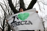 Białystok. Protest przeciw wycince w Puszczy Białowieskiej. Banery na białostockich balkonach