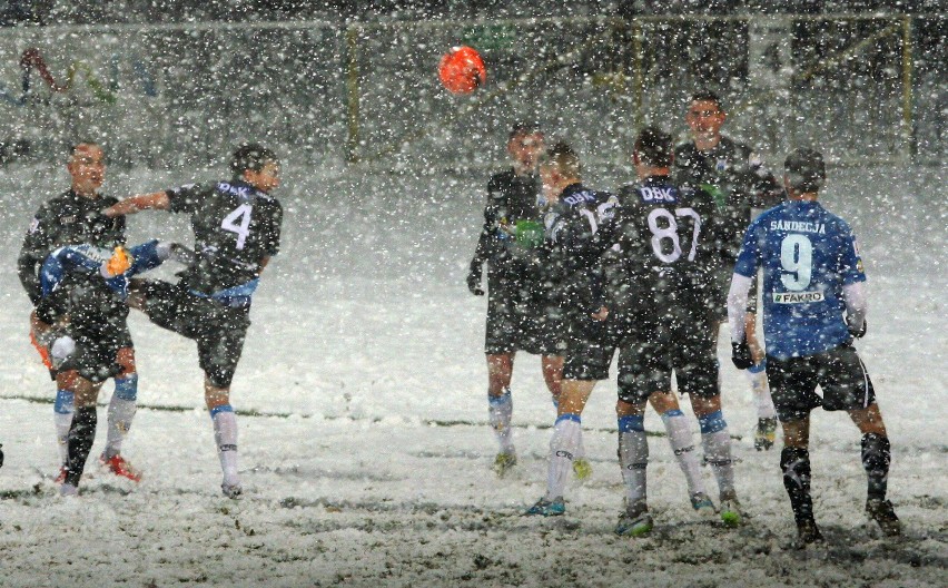 I Liga. Football czy snowball w Nowym Sączu? Sandecja:Stomil 0:2! [ZDJĘCIA]