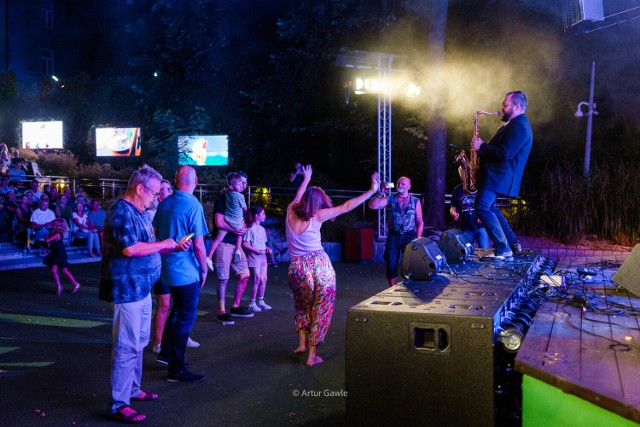 Koncert  Ireneusza Dudka z zespołem rozgrzał tarnowską publiczność. Zabrzmiały m.in. największe przeboje artysty. Więcej zdjęć w galerii!